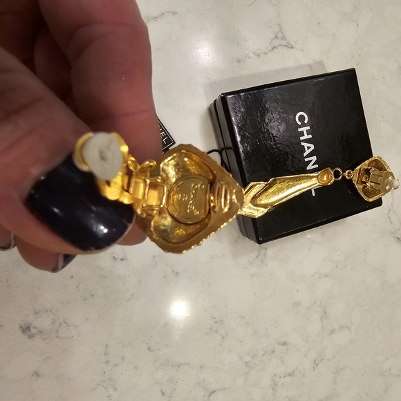 A beautiful pair of CHANEL dangle earrings! - Picture 4 of 5